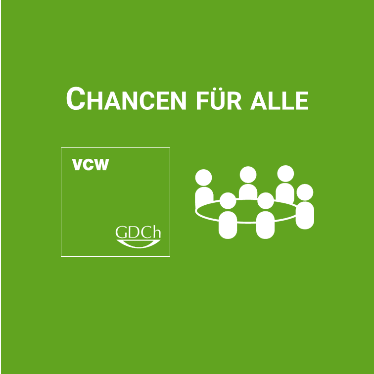 Grüne Fläche mit weißem Schriftzug ‚CHANCEN FÜR ALLE‘. Links befindet sich ein weiß umrahmtes Quadrat mit den Buchstaben ‚VCW‘ oben links und ‚GDCh‘ unten mittig, darunter eine geschwungene Linie. Rechts daneben steht ein weißes Piktogramm, das mehrere stilisierte Personen im Kreis zeigt, verbunden durch eine Linie.