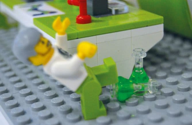 Chemikerinnen und Chemiker im Legoland.