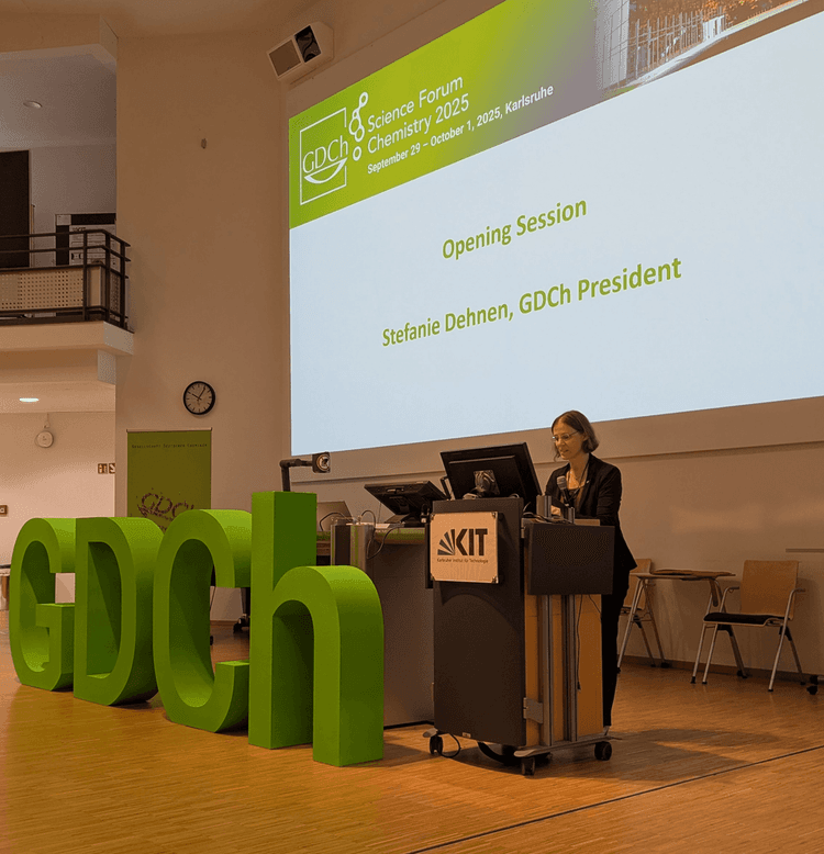 GDCh-Präsidentin Stefanie Dehnen eröffnet das Science Forum Chemistry 2025