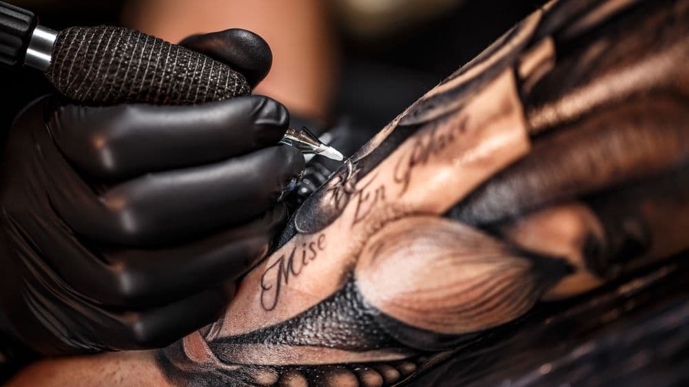 Tattoos – Chemiecocktails unter der Haut