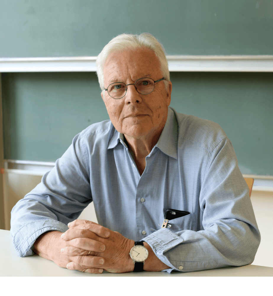 Interview mit Klaus Roth: „Beim Schreiben stelle ich mir einen Lehrer vor“