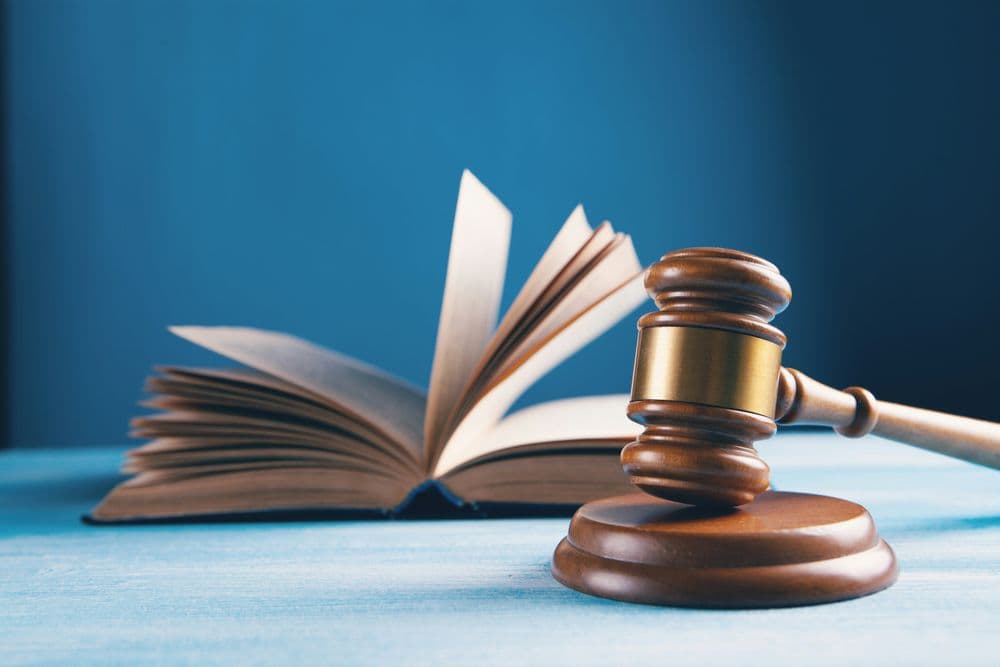 Richterhammer und offenes Buch auf dem Tisch