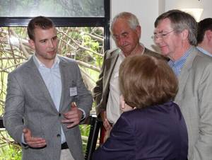 Jung und Alt diskutieren diskutieren über Forschung (Foto Wolfgang Gerhartz)