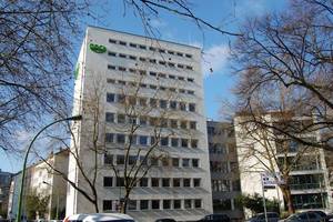 Gebäude der GDCh-Geschäftsstelle in Frankfurt (Main) vom Tilly-Edinger-Platz (ehemals Theodor-W.-Adorno-Platz) aus gesehen