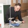 Alfred Flint beim Experimentieren